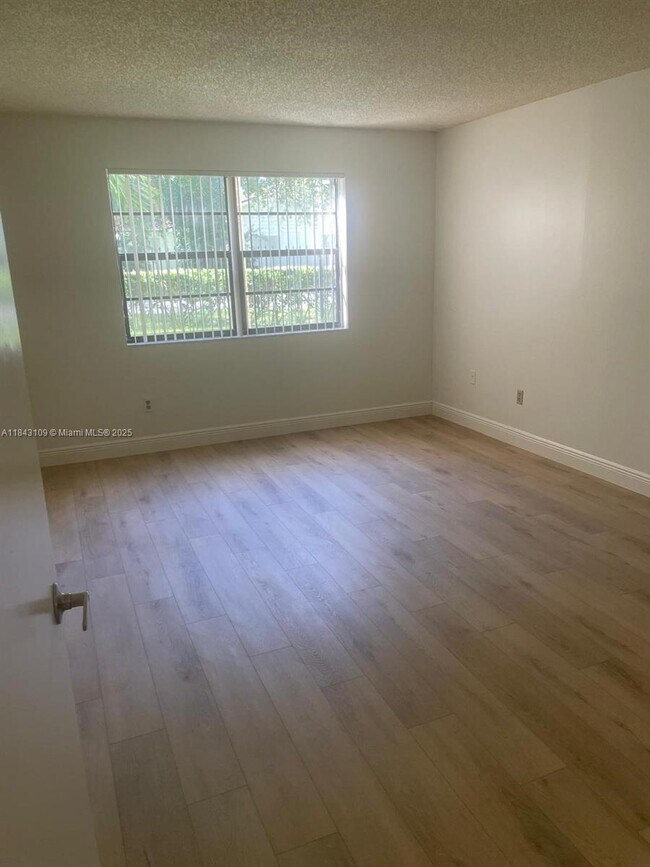 Building Photo - 9301 SW 92nd Ave