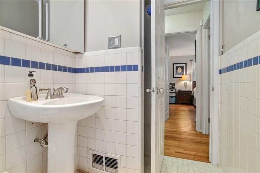 Building Photo - 2056 Arlington Ave NE