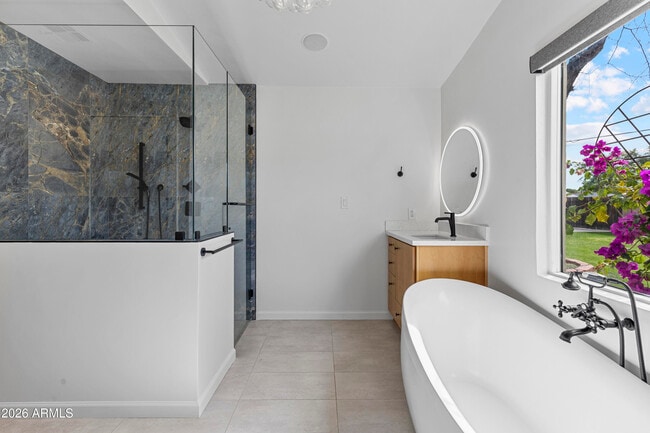 Building Photo - 4213 E Lewis Ave