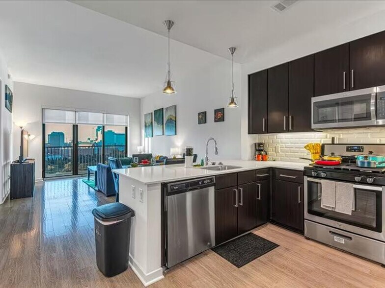 Building Photo - 2121 Holcombe Blvd