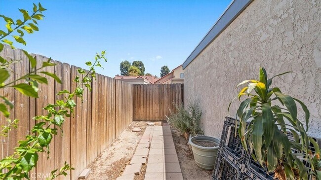 Building Photo - 10861 Mountain View Ave