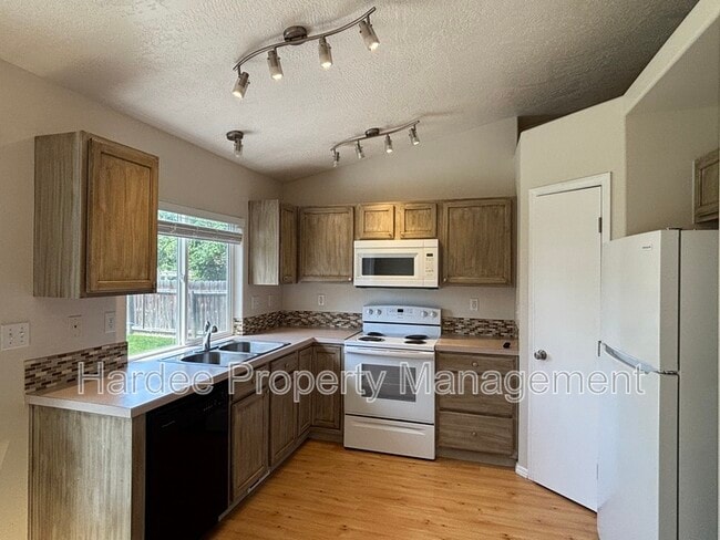 Building Photo - 2411 W Baystone Dr