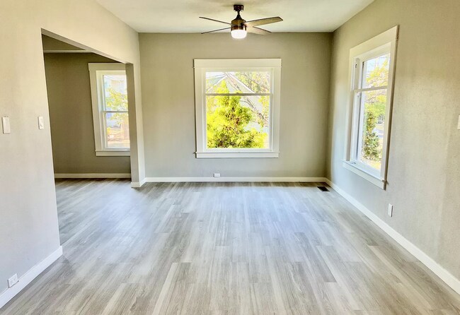 Living Room - 5426 N Oberlin St