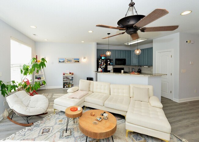 Building Photo - Beautiful Townhome/condo