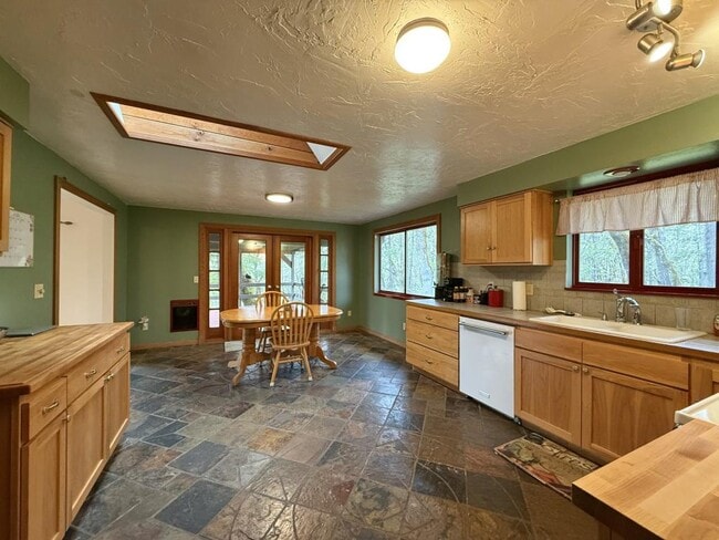 Building Photo - 9042 Monument Dr