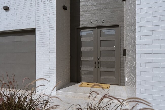 Building Photo - 923 N Francis Ave