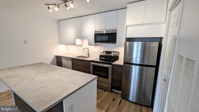 Building Photo - 3310 Wyndham Cir