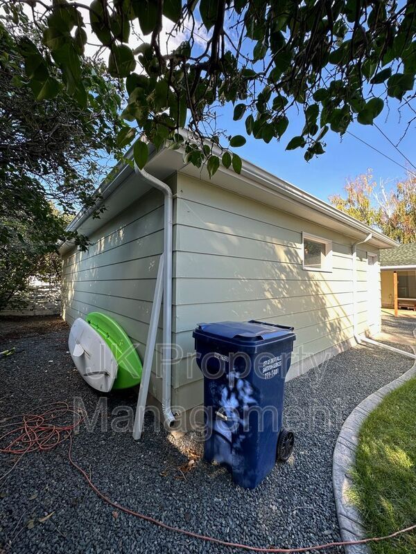Building Photo - 319 Beth Dr