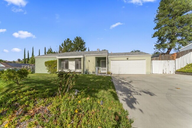 Building Photo - "Charming 2-Bed, 2-Bath Gem with RV Access in Santa Clarita!"