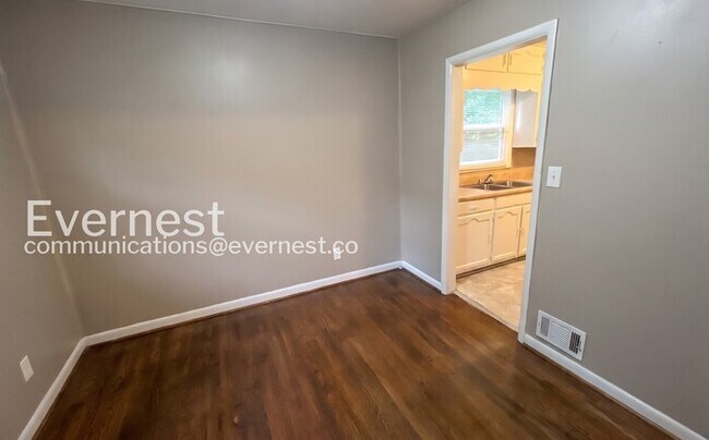 Building Photo - 3 Bed/2 Bath home with Garage / Pet-Friendly / Vouchers Accepted / Available Now!