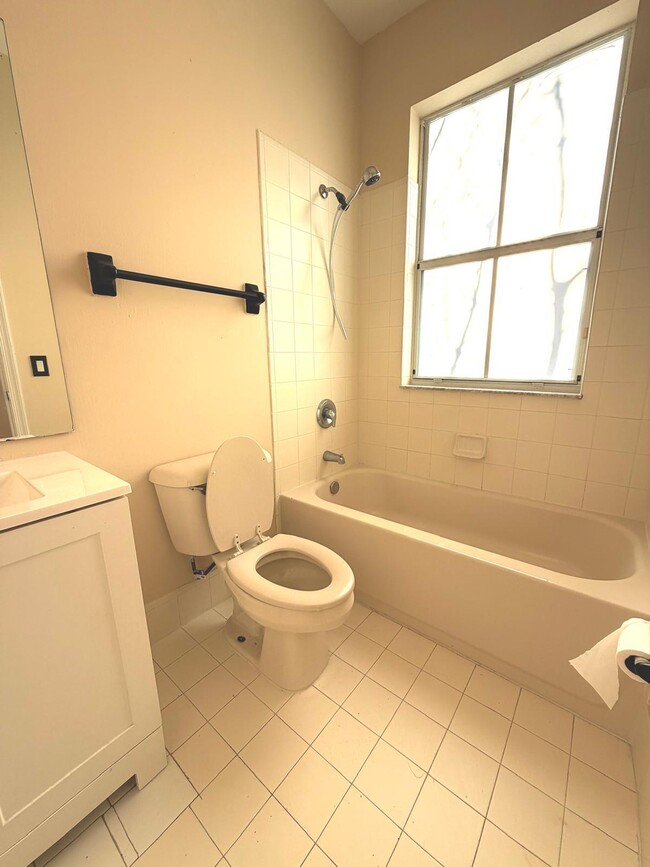 Building Photo - 4004 Shoma Dr