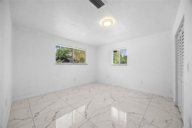 Building Photo - 1525 NE 160th St