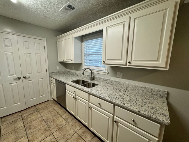 Building Photo - 3BD/2BA FOR RENT