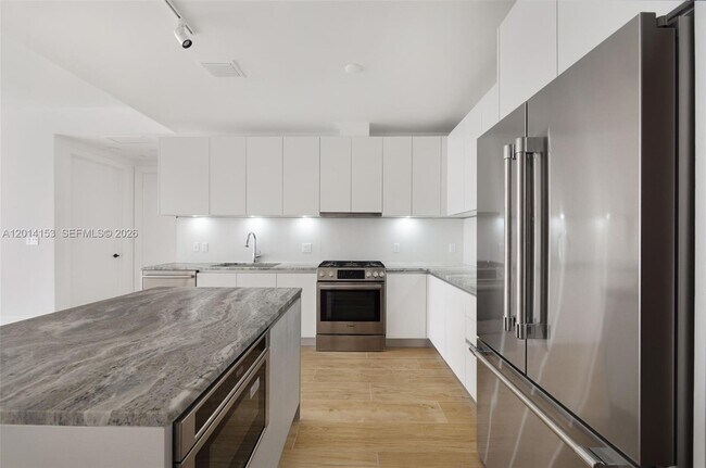 Building Photo - 3034 Oak Ave