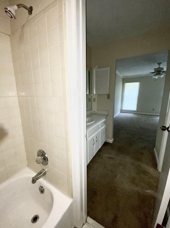 Building Photo - 1615 Woodmere Loop