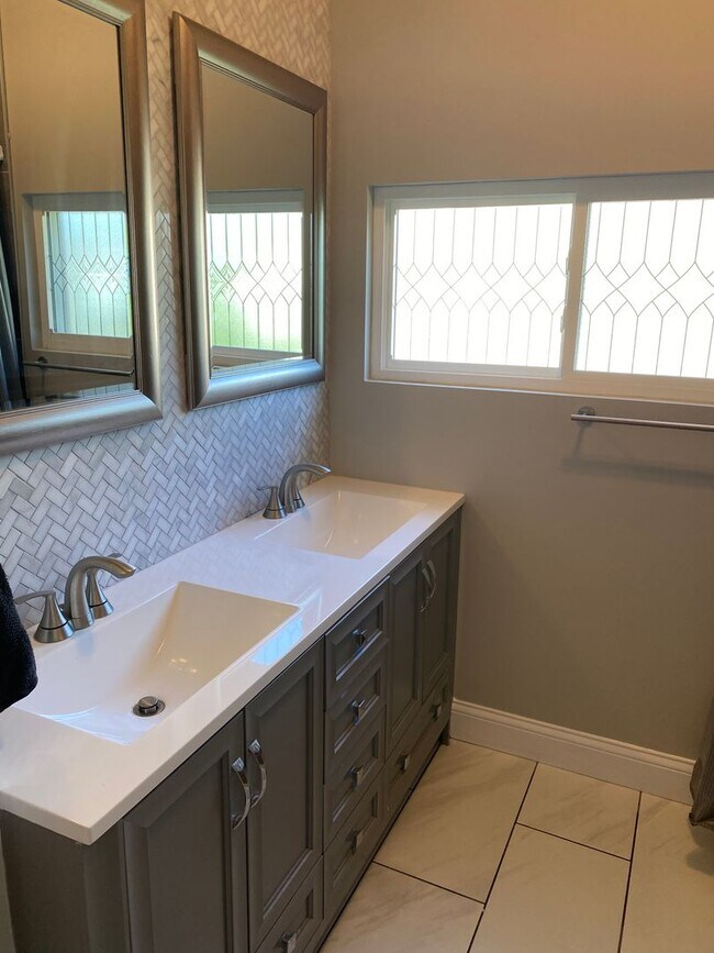 Building Photo - Beautiful Renovation in the Desirable South Hampton Neighborhood