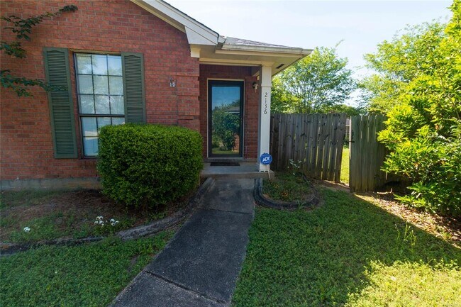 Building Photo - 2136 Station Ct