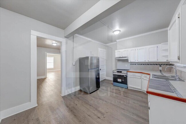 Building Photo - 622 N Mulberry St