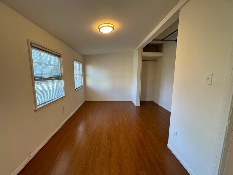 Building Photo - 1150 W 30th St