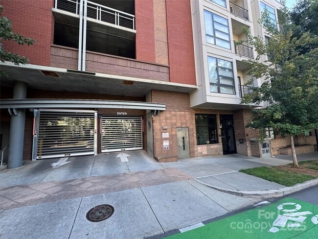 Building Photo - 525 E 6th St