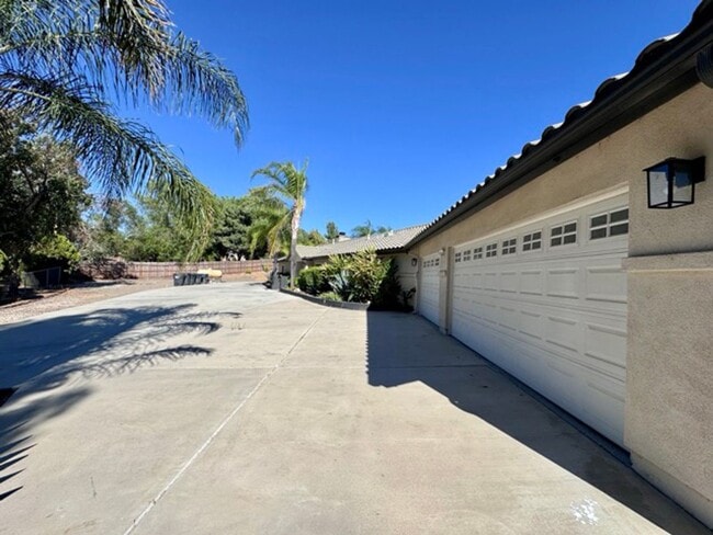 Building Photo - Move in Special! Move in by November 1st a...