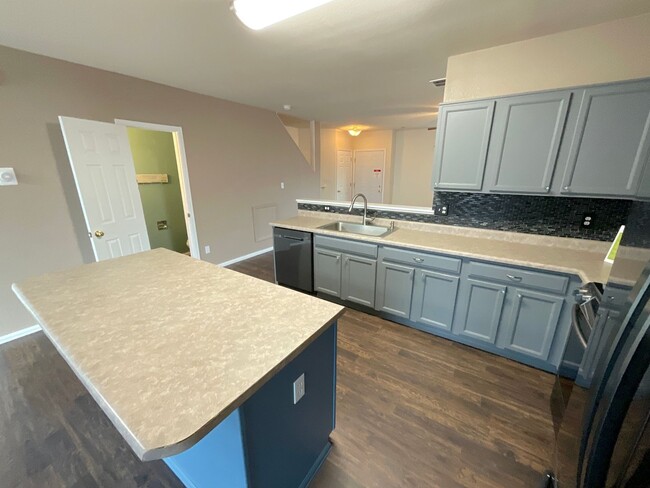 Building Photo - 3 Bedroom Home Available Near N Powers Blv...