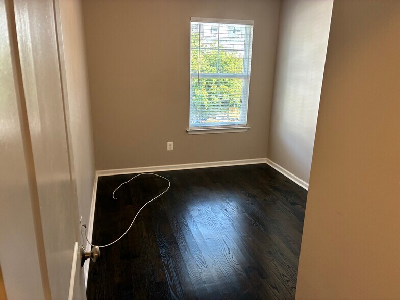 Building Photo - 605 Apple St