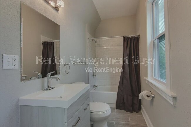 Building Photo - 1500 N Irving Ave