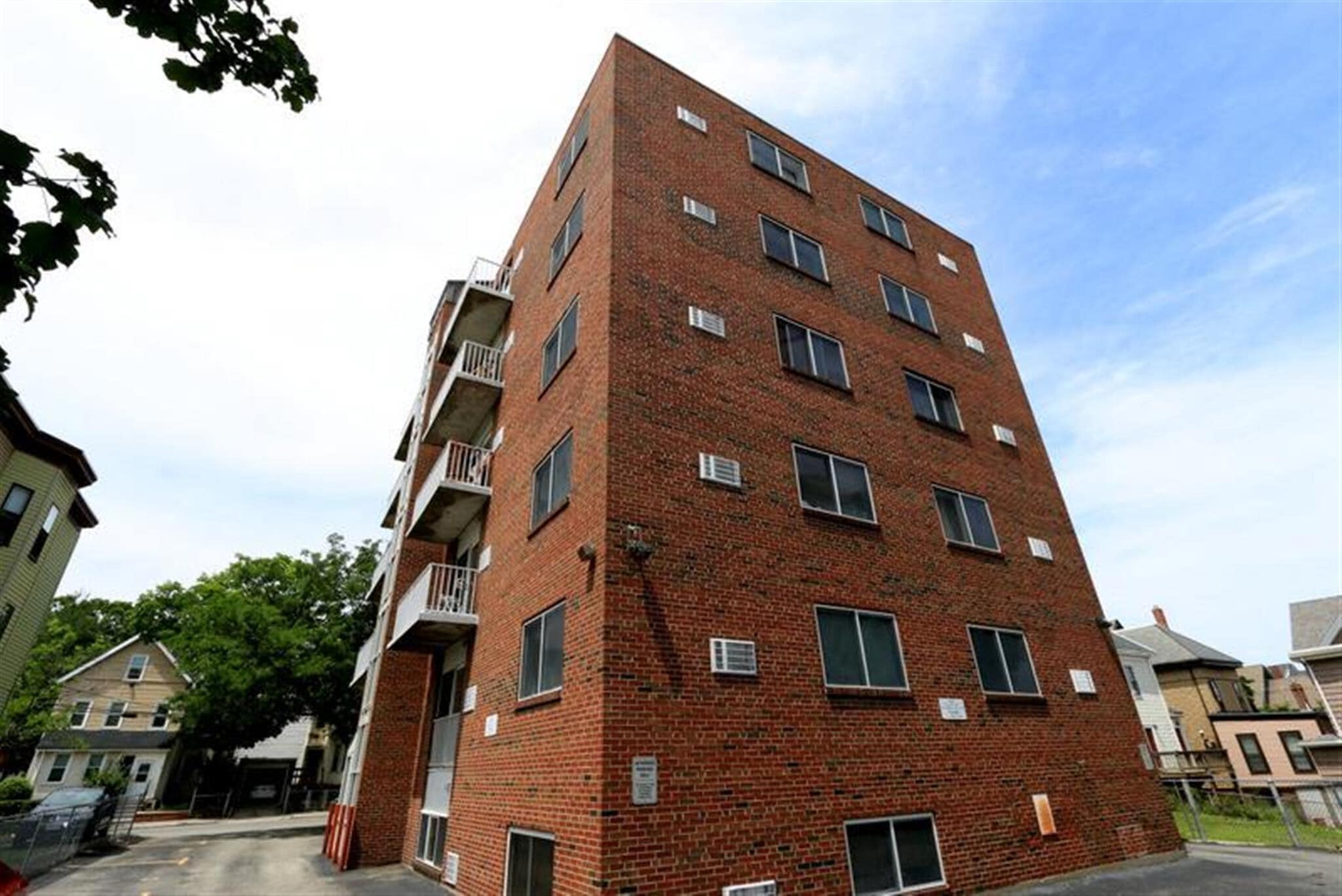 Building Photo - 72 Park St