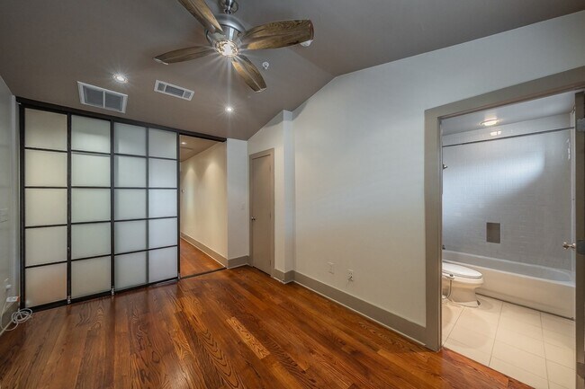 Building Photo - 6350 Oriole Dr