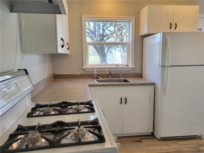 Building Photo - 308 Foch St