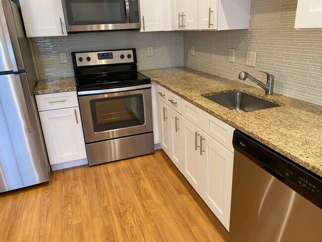 Building Photo - 875 Elm St