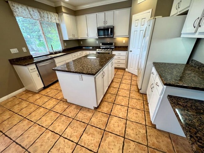 Building Photo - Beautiful Corona Pool Home with 4 bedroom ...