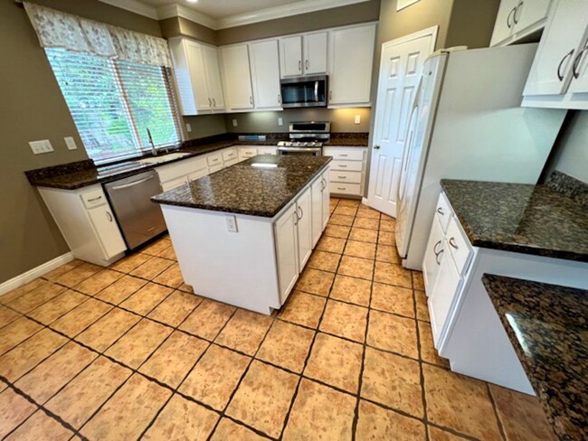 Building Photo - COMING SOON! Beautiful Corona Pool Home wi...