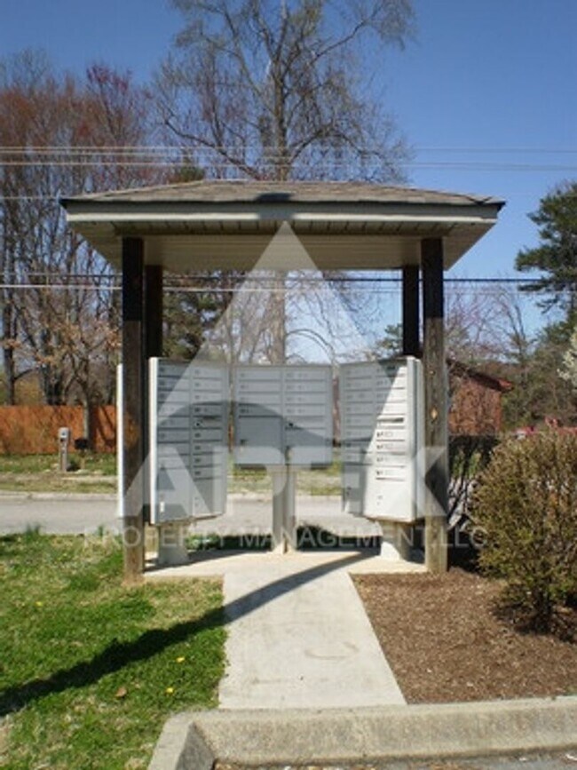 Building Photo - MOVE-IN SPECIAL,NO RENT TIL JUNE 1ST! - Nice 2 Bd | 1.5 Ba Townhouse in West Knox Condo Community!