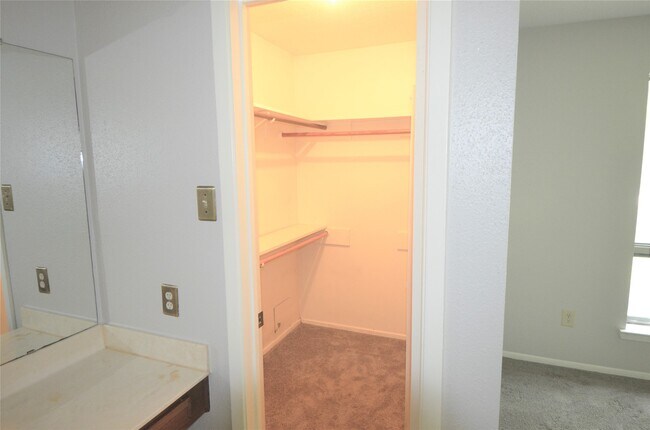 Building Photo - 24006 Merry Oaks Dr