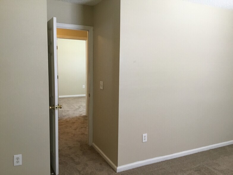 Building Photo - 11484 Brian Lakes Dr N