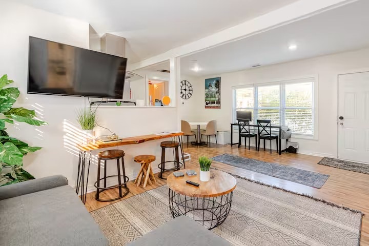 Building Photo - 3718 Live Oak St