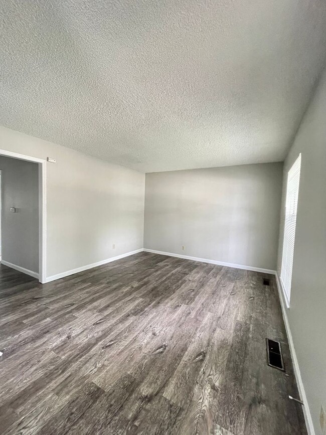 Building Photo - 4-Bedroom Home on the South Side - Available NOW