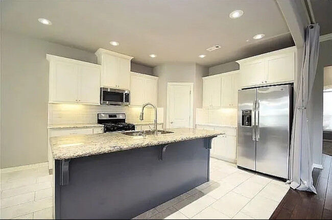 Building Photo - 2901 SW Briar Creek Ave