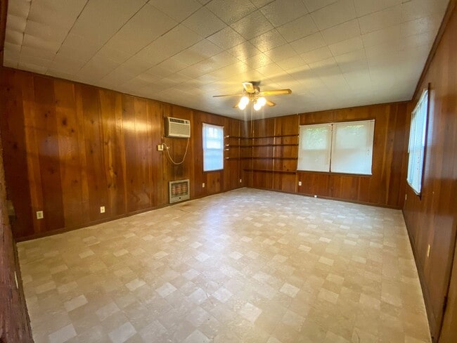 Building Photo - 1 bedroom, living dining den near Central and Highland
