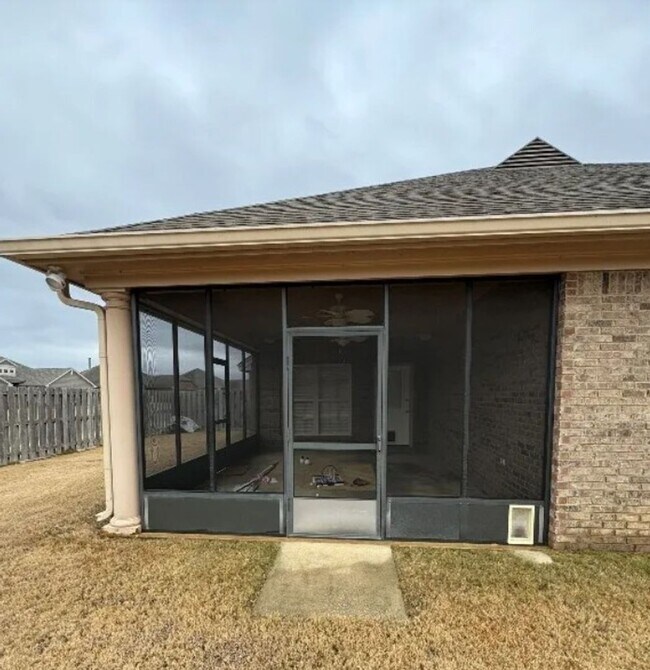 Building Photo - Beautiful Home in Deer Creek