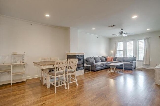 Building Photo - Totmnville