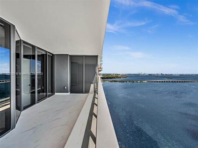 Building Photo - 700 NE 24th St