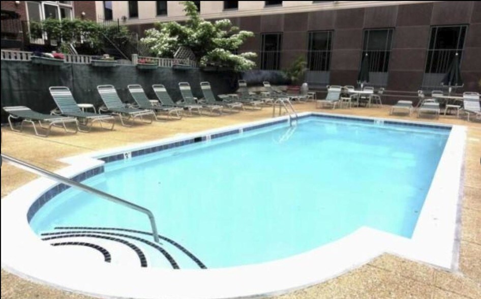 Ground leve pool - 1401 17th St NW