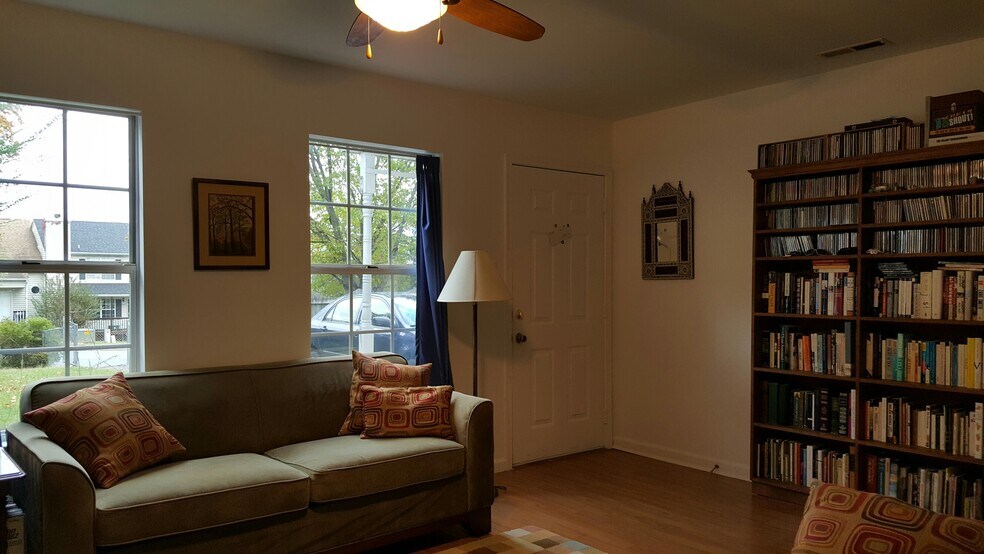 Spacious Living room - 433 Riverside Ave