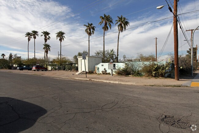 Primary Photo - Palm Tree Apartments