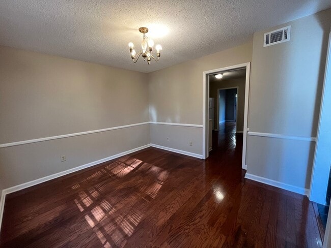 Building Photo - 3br/3ba Condo Located in Jamestown. Commun...