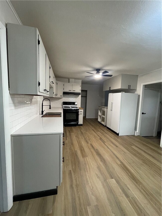 Building Photo - 218 Lynhurst Ave