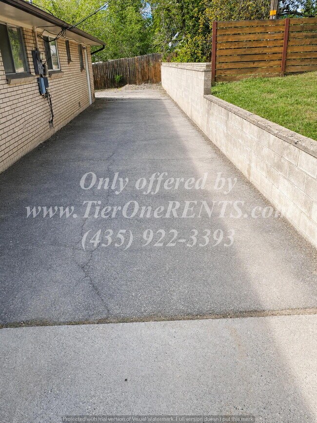 Building Photo - This property offers a NO DEPOSIT option available for qualified renters!